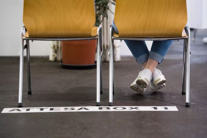 Junge Leute, einige von ihnen unter 16 Jahre alt, warten im Impfzentrum von Giubiasco am Dienstag, 29. Juni 2021, auf ihre Corona-Impfung. Im Tessin werden zurzeit junge Leute in zwei Gruppe coronavirus