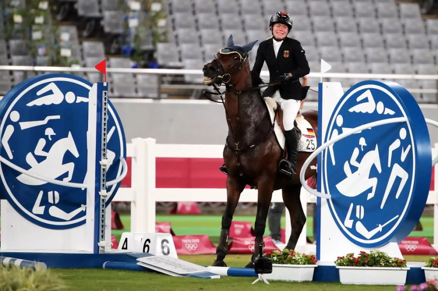 Annika Schleu bricht in Tränen aus.