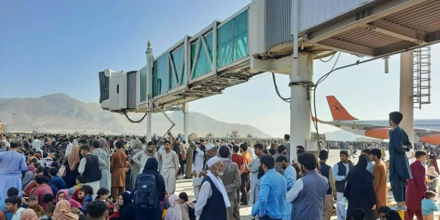 Verzweifelte Menschen am Flughafen von Kabul