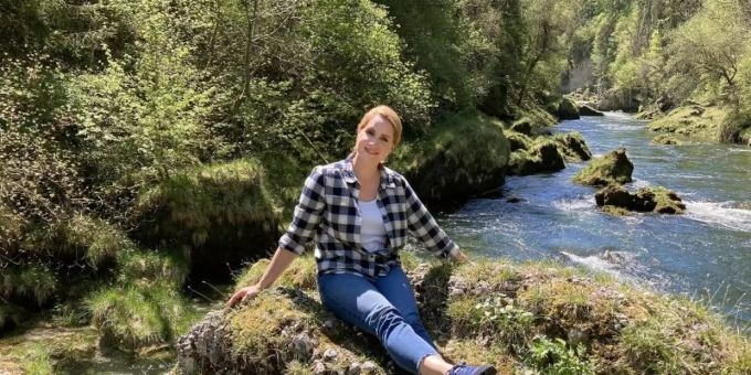 Die Moderatorin Judith Rakers ist Expertin für süsse Brotaufstriche und zeigt jetzt den Zuschauern in der Reihe «Wunderschön!» - wie hier am Traunfall-Wasserfall - die Welt. Judith Rakers