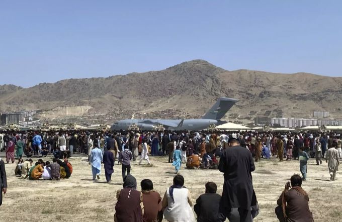 Am Flughafen von Kabul herrschte Chaos. kabul flughafen