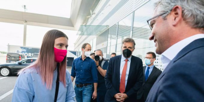HANDOUT - Kristina Timanowskaja, belarussische Sportlerin, und Magnus Brunner (ÖVP), Staatssekretär im Bundesministerium für Klimaschutz, am Flughafen Wien-Schwechat. Timanowskaja ist am Nachmittag von Tokio kommend in Wien eingetroffen. Kristina Timanowskaja