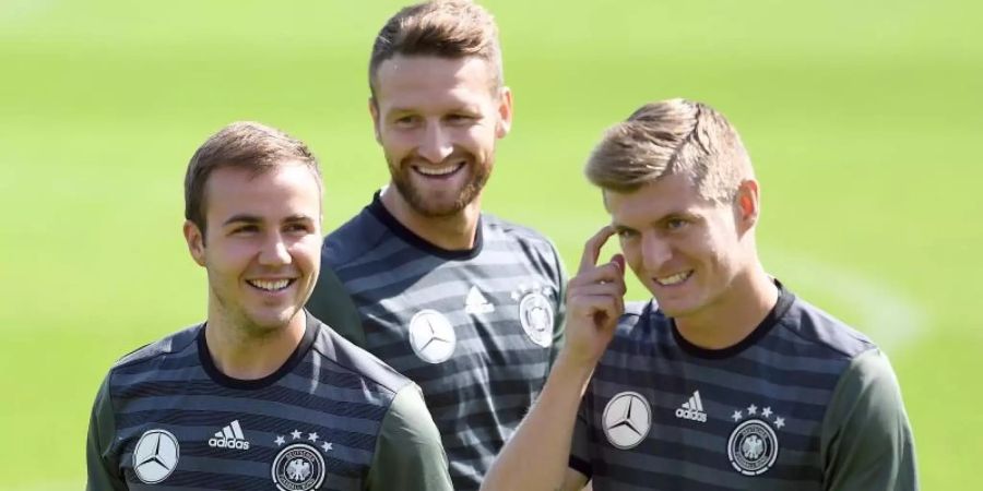 Mario Götze (l) und Toni Kroos (r) waren Teamkollegen in der Nationalmannschaft und beim FC Bayern München. Foto: picture alliance / dpa