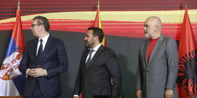 Serbiens Präsident Aleksandar Vucic (l), Nordmazedoniens Zoran Zaev, und Albaniens Premierminister Edi Rama. Grenzkontrollen Albanien