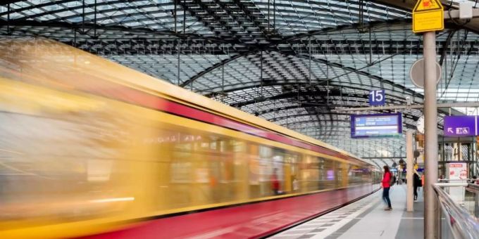 Viele Menschen in Deutschland wünschen sich ein grösseres und günstigeres Angebot im Nahverkehr. Foto: Christoph Soeder/dpa Viele Menschen in Deutschland wünschen sich ein grösseres und günstigeres Angebot im Nahverkehr. Foto: Christoph Soeder/dpa