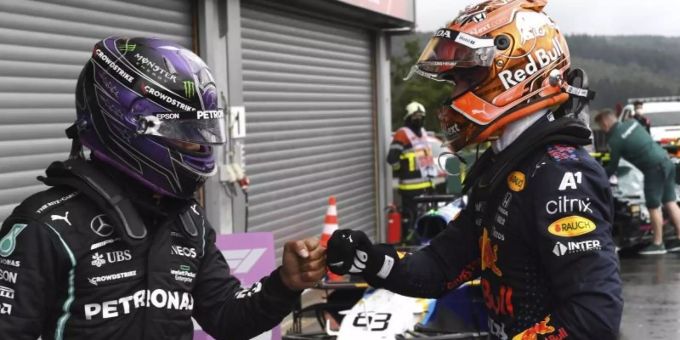 Quali-Sieger Max Verstappen (r) und der drittplatzierte Lewis Hamilton geben sich nach der Qualifikation die Faust. Foto: John Thys/Pool AFP/AP/dpa Quali-Sieger Max Verstappen (r) und der drittplatzierte Lewis Hamilton geben sich nach der Qualifikation die Faust. Foto: John Thys/Pool AFP/AP/dpa
