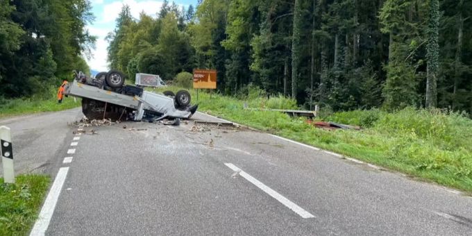 In Grafenried ist ein Zugfahrzeug verunfallt. Grafenried