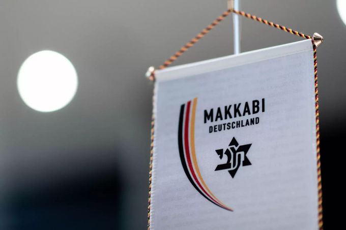 Ein Wimpel mit dem Logo von Makkabi Deutschland steht auf einem Tisch im Deutschen Fussball-Museum. Makkabi Deutschland