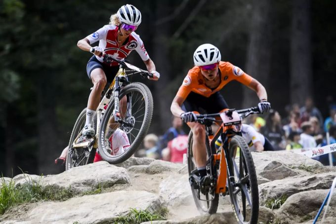 Jolanda Neff beim Rennen der Mountainbike WM hinter der Niederländerin Terpstra. Mountainbike WM Jolanda Neff