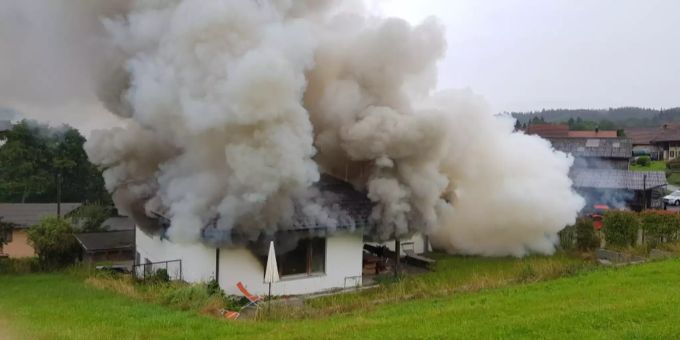 In Baldingen AG wurde ein Einfamilienhaus von einem Brand zerstört. Baldingen AG