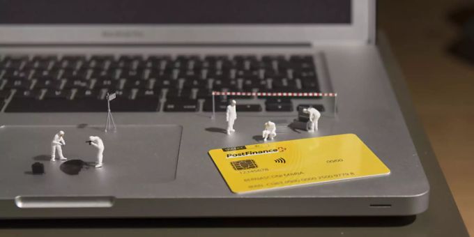 Mit der Debitkarte der Postfinance können ab Mitte August Einkäufe bis 100 Franken am Zahlterminal kontaktlos beglichen werden. Die Postfinance erhöht den Betrag fürs Bezahlen ohne PIN von 80 auf 100 Franken.(Symbolbild) Mit der Debitkarte der Postfinance können ab Mitte August Einkäufe bis 100 Franken am Zahlterminal kontaktlos beglichen werden. Die Postfinance erhöht den Betrag fürs Bezahlen ohne PIN von 80 auf 100 Franken.(Symbolbild)