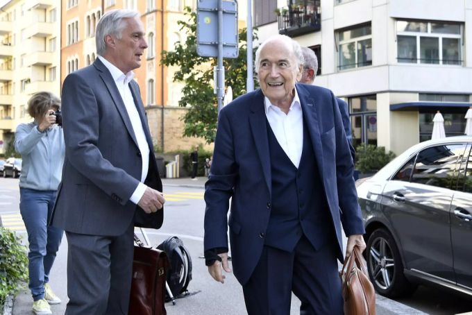 Joseph Blatter mit seinem Anwalt Lorenz Erni am Montagmorgen in Zürich. fifa