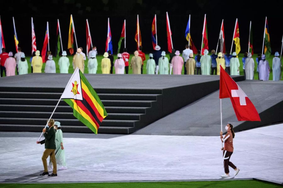 Die FahnenträgerInnen betreten das Stadion.