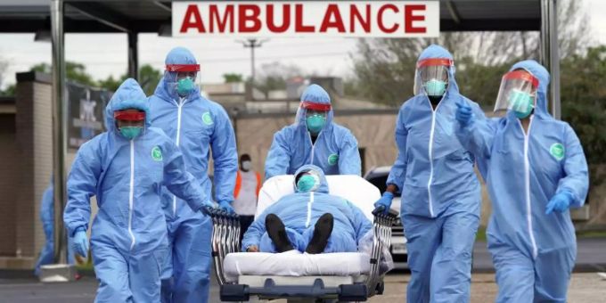 Ein Covid-Patient wird in der Anfangsphase der Pandemie 2020 in ein Krankenhaus in Houston gebracht. Angesichts der jüngsten Corona-Welle hat der US-Bundesstaat Texas alle Krankenhäuser gebeten, nicht absolut notwendige medizinische Eingriffe zu verschieben. Foto: David J. Phillip/AP/dpa Ein Covid-Patient wird in der Anfangsphase der Pandemie 2020 in ein Krankenhaus in Houston gebracht. Angesichts der jüngsten Corona-Welle hat der US-Bundesstaat Texas alle Krankenhäuser gebeten, nicht absolut notwendige medizinische Eingriffe zu verschieben. Foto: David J. Phillip/AP/dpa