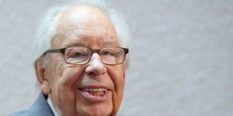 Er war einer der Grossen seiner Zunft: Modedesigner Uli Richter ist mit 94 Jahren gestorben. Foto: picture alliance / Wolfgang Kumm/dpa