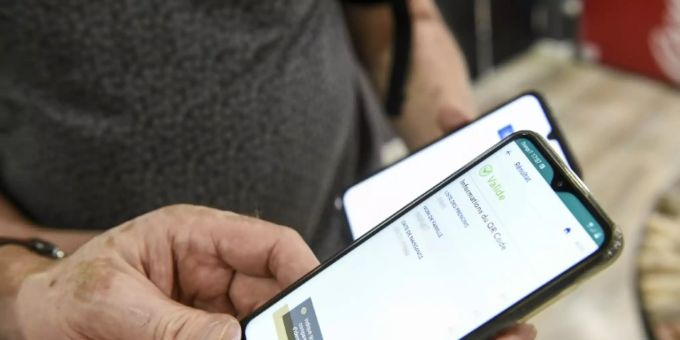 Die Einführung des elektronischen Identitätsnachweises kommt voran. (Symbolbild) Smartphone-Nutzer