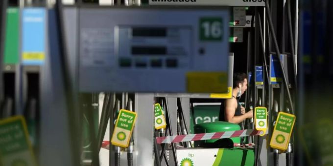 Stillgelegte Zapfsäulen an einer Tankstelle in London. Foto: Frank Augstein/AP/dpa Stillgelegte Zapfsäulen an einer Tankstelle in London. Foto: Frank Augstein/AP/dpa