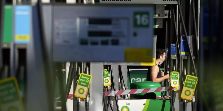 Stillgelegte Zapfsäulen an einer Tankstelle in London. Foto: Frank Augstein/AP/dpa