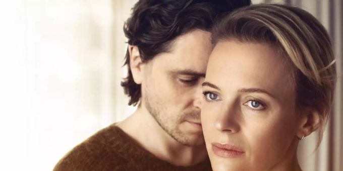 Clara (Josephine Bornebusch) und Peter (Sverrir Gudnason) in einer Szene aus «Einfach Liebe - Onlinedates und Neuanfänge». Foto: --/ARD Degeto/Warner Bros., int./Ecchorights/Bigster and Viaplay/dpa Clara (Josephine Bornebusch) und Peter (Sverrir Gudnason) in einer Szene aus «Einfach Liebe - Onlinedates und Neuanfänge». Foto: --/ARD Degeto/Warner Bros., int./Ecchorights/Bigster and Viaplay/dpa