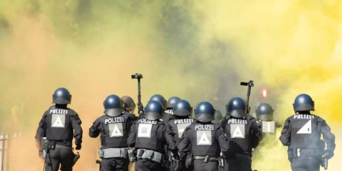 Bei Demonstrationen, Fussballspielen oder Routineeinsätzen kommt es immer wieder zu Angriffen gegen Polizisten oder Widerstandshandlungen. Die Zahl der Vorfälle ist auch 2020 gestiegen. Foto: Sebastian Kahnert/dpa Bei Demonstrationen, Fussballspielen oder Routineeinsätzen kommt es immer wieder zu Angriffen gegen Polizisten oder Widerstandshandlungen. Die Zahl der Vorfälle ist auch 2020 gestiegen. Foto: Sebastian Kahnert/dpa