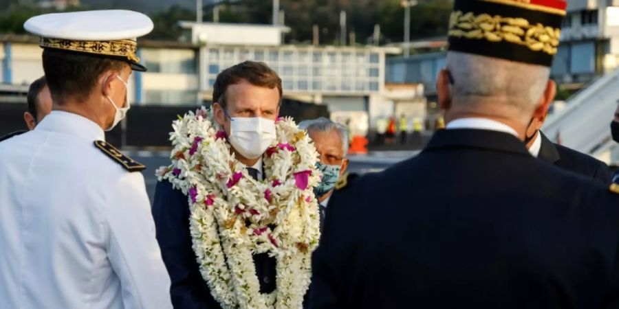 Frankreichs Präsident Macron bei seiner Ankunft auf Tahiti am 26. Juli 2021. Da war noch alles im Lot auf der Insel.