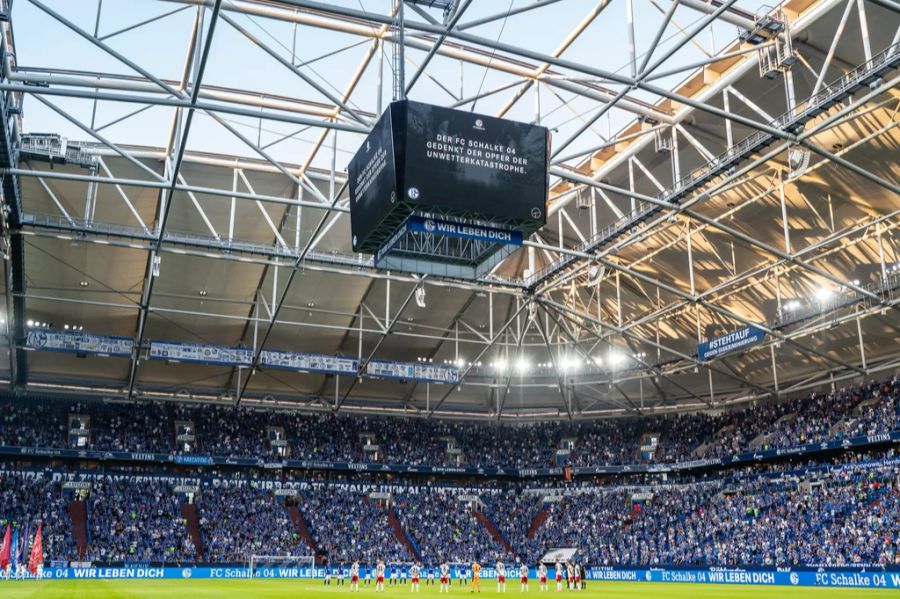Knapp 20'000 Fans sind beim Kracher-Auftakt der 2. Bundesliga mit dabei.