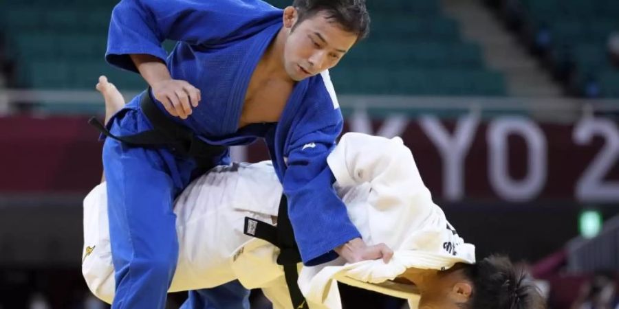 Judoka Naohisa Takato (l) gewann in Tokio die erste Goldmedaille für Japan. Foto: ---/kyodo/dpa