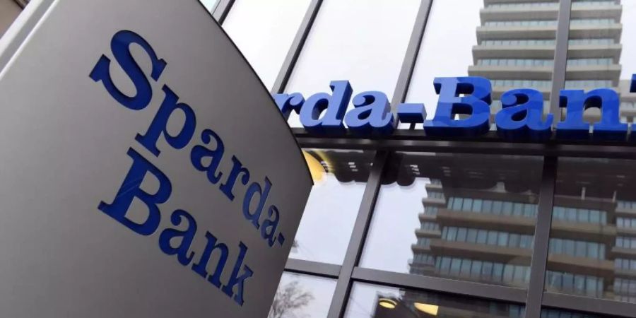 Verdi fordert für die Beschäftigen bei der Sparda-Bank 3,5 Prozent mehr Lohn. Foto: picture alliance / Peter Kneffel/dpa/Symbolbild