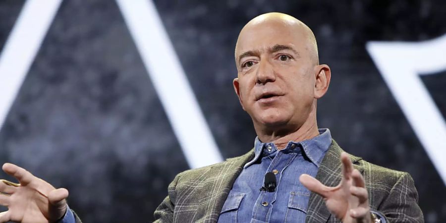 Aus dem Bücher-Versand ins Weltall: Jeff Bezos gibt am Montag die Leitung von Amazon ab - er hatte das Unternehmen vor 27 Jahren als Bücher-Versand gegründet. Sein nächstes Ziel - das Weltall: Am 20. Juli will er mit seinem Raumfahrtunternehmen Blue Origin in den Weltraum fliegen. (Archivbild)