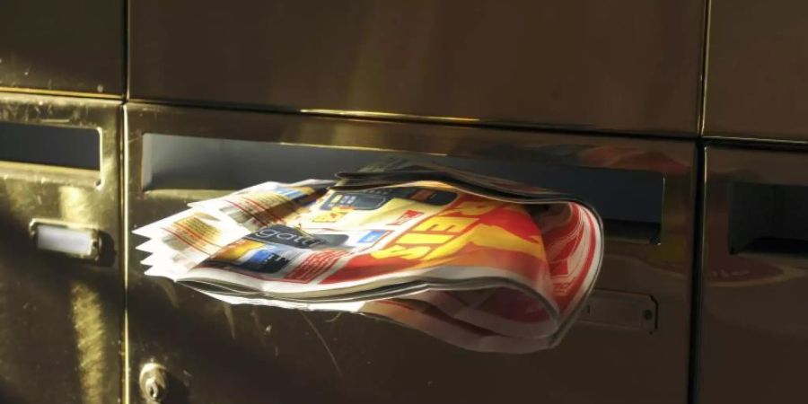 Wurfsendungen in einem Briefkasten. Foto: Jens Kalaene/dpa-Zentralbild/dpa