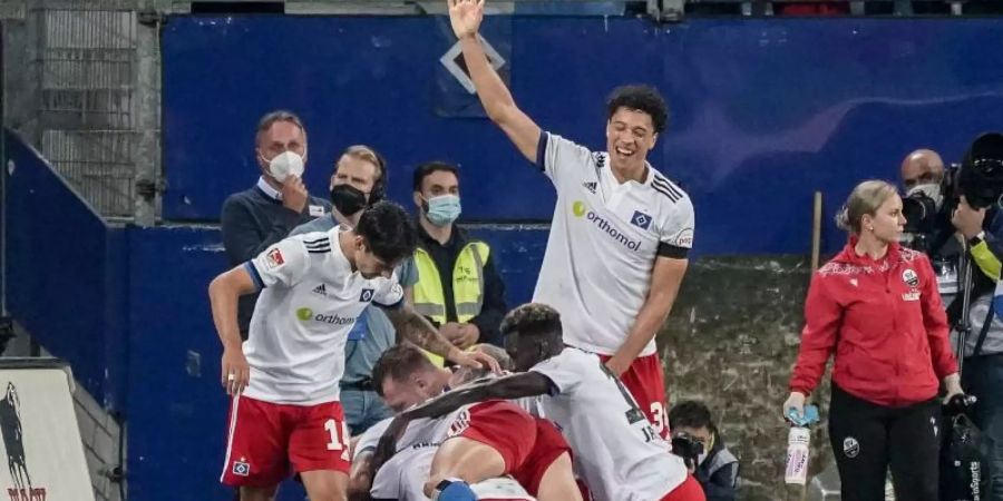 Der Hamburger SV setzte sich in letzter Minute gegen Sandhausen durch. Foto: Axel Heimken/dpa