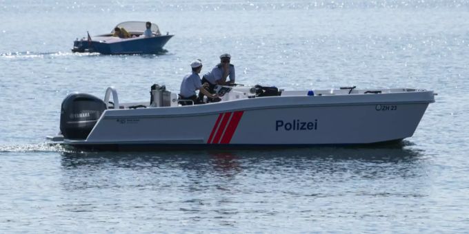 Polizisten auf dem Zürichsee. (Archivbild) Polizeiübung Zürichsee