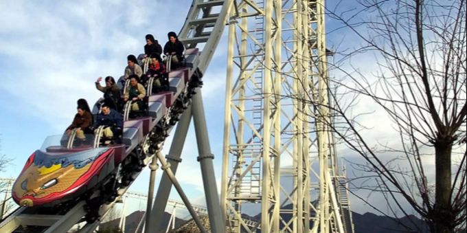 Passagiere auf dem Do-Dodonpa-Rollercoaster in Japan. Acherbahn