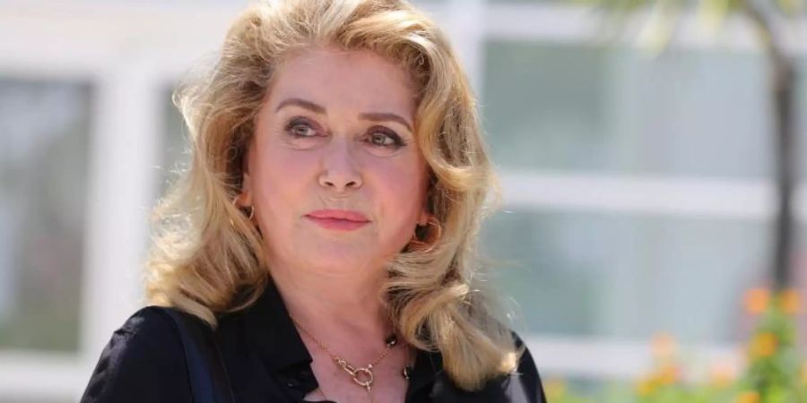 Catherine Deneuve trennt sich von sehr vielen ihrer Schuhe. Foto: Mickael Chavet/ZUMA Wire/dpa