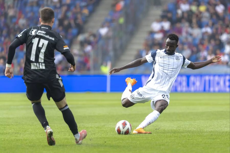 Zürichs Ousmane Doumbia (r.) schiesst in Richtung FCB-Tor.