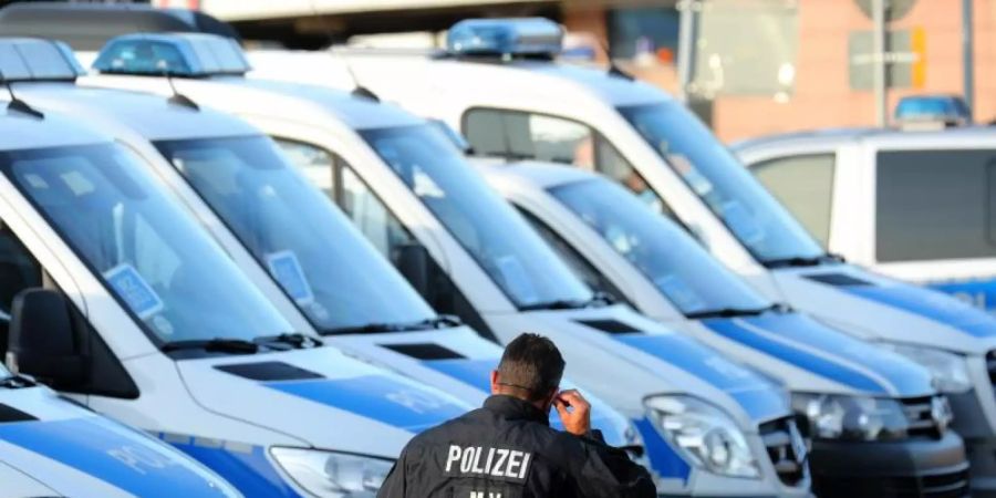 Weil die Begegnung zwischen Hansa und Schalke als Risikospiel eingestuft wurde, war die Polizei mit einem Grossaufgebot im Einsatz. Foto: Bernd Wüstneck/dpa-Zentralbild/dpa