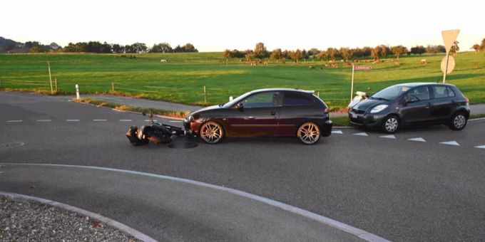 Unfall zwischen Auto und Motorrad in Zuckenriet.