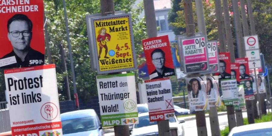 Wahlplakate hängen an Strassenlaternen in der Landeshauptstadt Erfurt in Thüringen. Foto: Martin Schutt/dpa