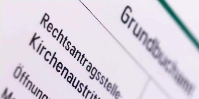In der Corona-Krise sind weniger Menschen aus den Kirchen ausgetreten. Symbolbild. Foto: Rolf Vennenbernd/dpa In der Corona-Krise sind weniger Menschen aus den Kirchen ausgetreten. Symbolbild. Foto: Rolf Vennenbernd/dpa