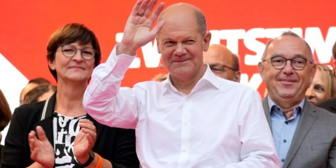 SPD-Kanzlerkandidat Olaf Schol mit den SPD-Vorsitzenden SPD-Kanzlerkandidat Olaf Schol mit den SPD-Vorsitzenden