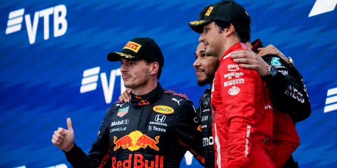 Max Verstappen (Red Bull), Lewis Hamilton (Mercedes) und Carlos Sainz (Ferrari) auf dem Podium nach dem Russland-GP der Formel 1. Max Verstappen Lewis Hamilton
