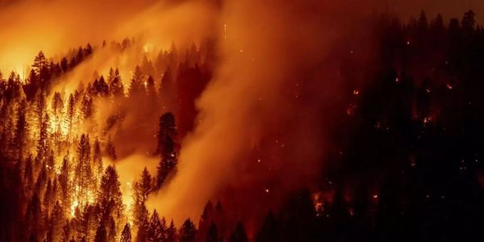 Die Flammen des Dixie-Feuers in Genesee, Kalifornien im August. Foto: Ethan Swope/FR171736 AP/dpa Die Flammen des Dixie-Feuers in Genesee, Kalifornien im August. Foto: Ethan Swope/FR171736 AP/dpa