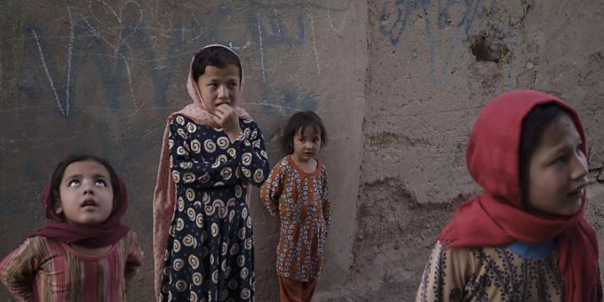 Möglicherweise dürfen Mädchen in Afghanistan ab der 7. Klasse wieder in die Schule. Dies stellte ein Sprecher der Taliban in Aussicht. Foto: Felipe Dana/AP/dpa Möglicherweise dürfen Mädchen in Afghanistan ab der 7. Klasse wieder in die Schule. Dies stellte ein Sprecher der Taliban in Aussicht. Foto: Felipe Dana/AP/dpa