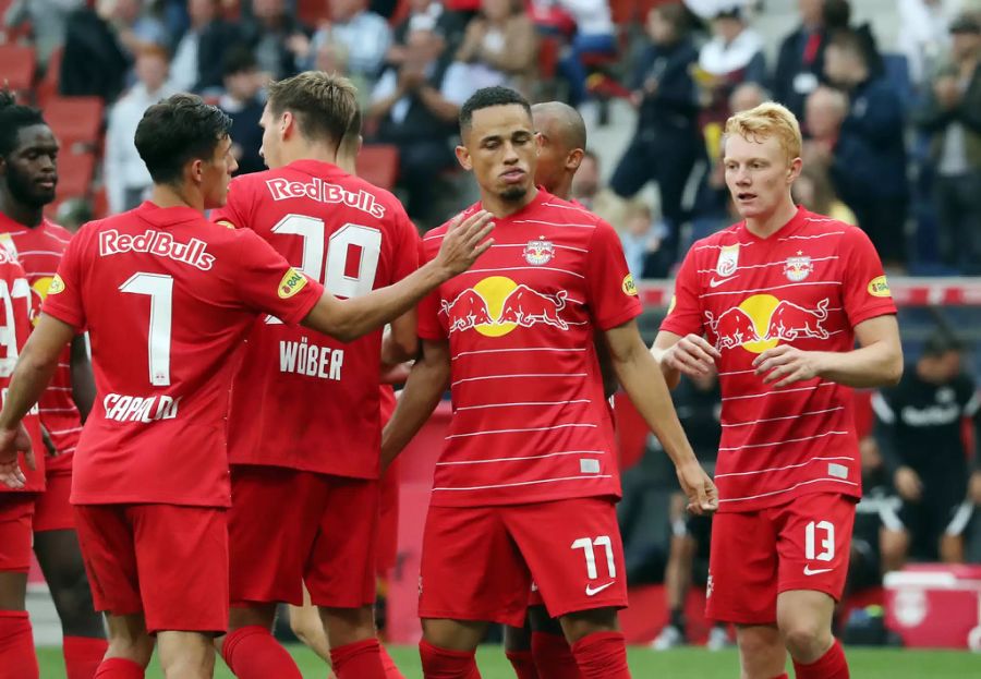 Noah Okafor jubelt über einen Treffer im Dress von Red Bull Salzburg.