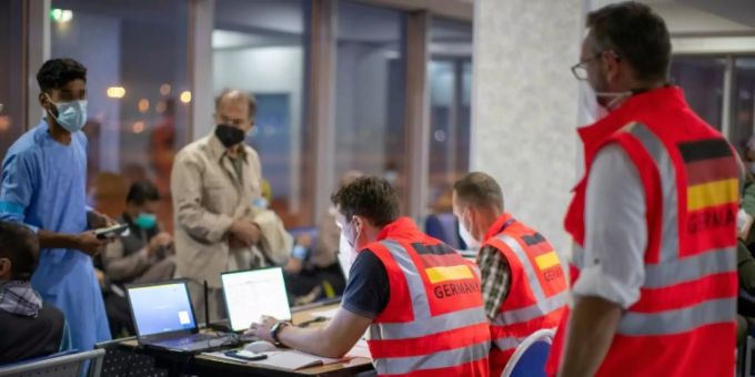 Mitarbeiter deutscher Behörden organisieren die Weiterreise von Evakuierten in Taschkent Mitarbeiter deutscher Behörden organisieren die Weiterreise von Evakuierten in Taschkent