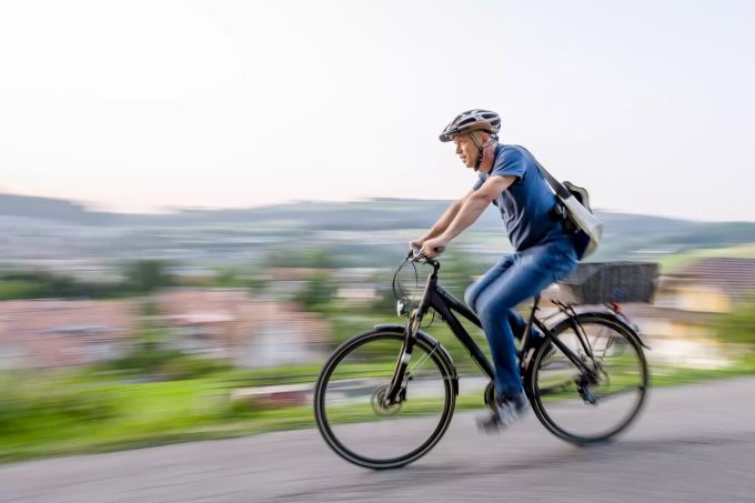 Koni Moser auf dem Fahrrad. FDP.Die Liberalen Steffisburg