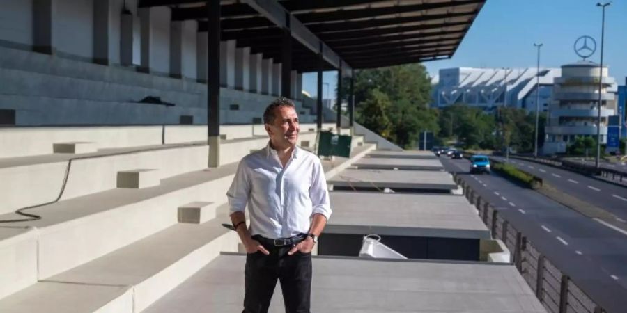 Hamid Djadda, Unternehmer und Bauherr der AVUS Tribüne, steht auf der Baustelle der ehemaligen Tribüne an der AVUS. Foto: Christophe Gateau/dpa