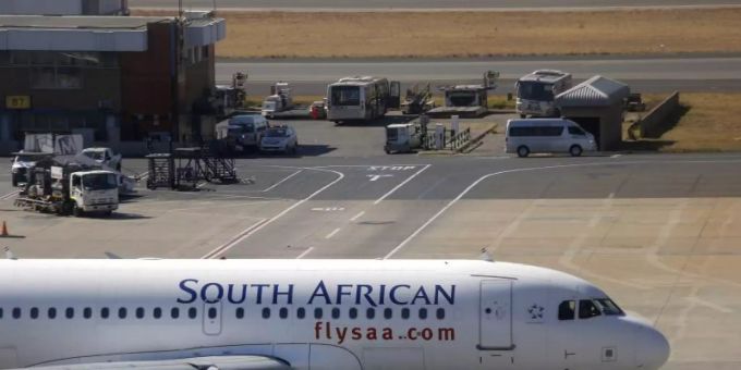 Nach einem monatelangen Rettungsverfahren ist die südafrikanische Fluggesellschaft South African Airways erstmalig wieder geflogen. Foto: Kim Ludbrook/epa/dpa Nach einem monatelangen Rettungsverfahren ist die südafrikanische Fluggesellschaft South African Airways erstmalig wieder geflogen. Foto: Kim Ludbrook/epa/dpa