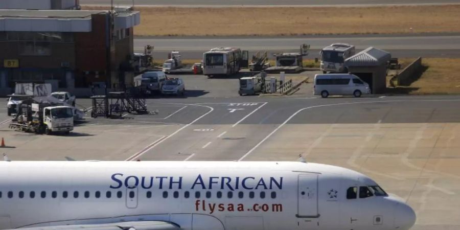 Nach einem monatelangen Rettungsverfahren ist die südafrikanische Fluggesellschaft South African Airways erstmalig wieder geflogen. Foto: Kim Ludbrook/epa/dpa