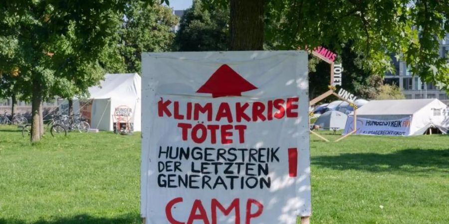 Eine Gruppe junger Erwachsener hatte Ende August in Berlin einen Hungerstreik für eine radikale Klimawende begonnen. Foto: Paul Zinken/dpa